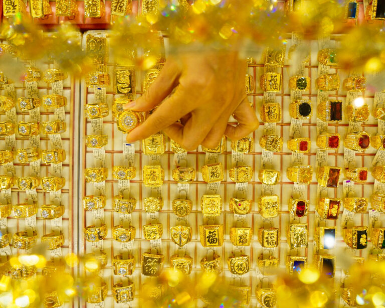 Giá vàng mới nhất hôm nay: Tích góp cả đời giờ mất sạch rồi, biết sống sao đây…