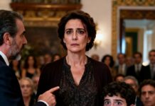 Nunca pensé que el golpe vendría en el cumpleaños de mi propio hijo. Sonrió, levantó su copa y dijo: “Es solo la empleada de la casa. La dejamos quedarse por lástima, es buena con el trapeador.” Yo me quedé inmóvil, tragándome la vergüenza. Entonces su jefe frunció el ceño y preguntó: “¿Seguro? Yo a ella la conozco…” En ese segundo, todo empezó a romperse.