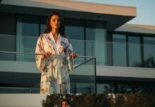 “My parents handed my sister 35,000 dollars for her dreams while spitting in my face. ‘You’re a failure,’ my father sneered, ‘Go fight for your life—you get nothing from us.’ So, I left that night with zero dollars and a heart full of rage. Four years later, my sister pulled her rusted car up to my two-million-dollar mansion, trembling as she called our dad: ‘Dad, why does she have all this?’ Want to know how I turned their cruelty into my empire?”