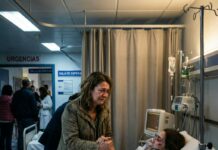 A las cinco de la mañana sonó mi teléfono. La voz de Mark, mi yerno, era fría, casi molesta. “Ven a recoger a tu hija a la parada del autobús. Ya no la queremos”. Colgué sin responder. Conduje como nunca antes, con las manos temblando y una presión en el pecho que no me dejaba respirar. Cuando llegué, la vi sentada en el suelo, apoyada contra una señal oxidada. Era mi hija, Laura, pero apenas la reconocí: el rostro hinchado, los labios partidos, los brazos torcidos en ángulos imposibles. Respiraba con dificultad. Me miró y empezó a llorar. “Mamá… mi marido y su madre… me pegaron”.