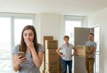 Dos días antes de la boda, mi suegra arrastró quince cajas dentro de mi apartamento diciendo: “Estas son mis cosas, me mudaré aquí justo después de que firmemos los papeles.” Mi prometido la ayudó encantado a cargarlo todo. Pero en la mañana de la boda, él despertó solo en un apartamento vacío, con una nota que lo dejó atónito.