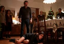 Me empujó en la mesa de Navidad y escupió: “Ese asiento es de mi hija de verdad, lárgate.” Caí al suelo, delante de todos, tragándome las miradas y la vergüenza. Yo sonreí por dentro, como en este diario que nadie leerá. Esa noche no dormí. Porque mientras ellos brindaban, yo decidía. Al amanecer, su teléfono vibró: 47 llamadas perdidas… y aún no sabe por qué.