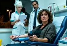 Tenía 53 años, sin marido, sin negocio, y con 40 dólares manchados de vergüenza en el bolsillo. “Solo será un pinchazo”, me dije. Entonces la enfermera susurró, pálida: “Señora… su sangre no existe”. Sentí el suelo ceder. El médico irrumpió: “Un multimillonario morirá sin usted. Su familia pagará cualquier cifra”. Mi corazón gritó una sola pregunta: ¿cuánto vale mi sangre… y mi dignidad?