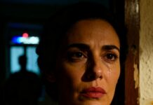 “—Tranquila, solo es la señora de la limpieza”, dijo mi propio hijo, sin mirarme. Yo sonreí por inercia, con las manos aún húmedas de servir la tarta, mientras añadía: “La dejamos quedarse por pena, es buena con la fregona”. Mi corazón se partió en silencio… hasta que su jefe me observó fijamente y murmuró: “¿Está seguro? Porque yo a ella la conozco muy bien…”. Y entonces, todo explotó.