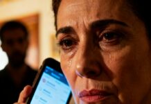 “Cancela las tarjetas y cambia las cerraduras hoy mismo”, me susurré a mí misma mientras el técnico me miraba con pena. Mi marido llevaba semanas muerto… y aun así, su teléfono seguía hablando. Cada mensaje programado era una puñalada retrasada, una cuenta regresiva hacia algo que yo no estaba lista para leer. Cuando vi el primer nombre en la pantalla, supe que mi matrimonio había terminado mucho antes de su muerte.