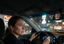 Después de mi divorcio, me reconstruí desde cero y empecé a trabajar de noche como conductora de taxi. Una noche, de pronto, una risa llegó desde el asiento trasero, una risa que conocía demasiado bien. Justo después escuché la voz de mi exmarido decir: «Ella nunca se dará cuenta». Mis manos se aferraron con fuerza al volante. En ese instante, sentí que el rumbo de mi futuro cambiaba para siempre.