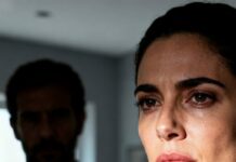 «Elige cómo pagas o lárgate». Lo dijo mi hermanastro mientras yo seguía sentada en la consulta del ginecólogo, con los puntos aún ardiendo. Dije que no. El golpe me lanzó al suelo; las costillas gritaban. Se rió, como si mi dolor fuera un capricho. Ese día entendí que la sangre no siempre protege… a veces condena.