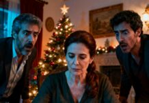 —“Las mujeres siempre reaccionan igual”, dijo él, sin molestarse en bajar la voz. Los papeles del divorcio estaban delante de mí, en plena cena de Navidad. Mi suegra dejó los cubiertos. Nadie respiraba. Yo tampoco hablé. Firmé. Sonreían, seguros de haber ganado. Hasta que puse mi regalo sobre la mesa y vi cómo se les borraba la expresión.