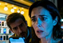 Nunca pensé que reparar un móvil destrozaría mi matrimonio. Entré tranquila… y salí temblando. El técnico, amigo de la familia, me tomó del brazo y susurró: «Cancela las tarjetas y cambia las cerraduras ahora mismo». Mi voz salió rota: «¿Qué pasó?». Giró la pantalla hacia mí. «Encontré mensajes programados». En ese instante supe que ya no conocía al hombre con quien dormía.