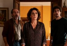 A las tres de la madrugada, mi hijo tomó mi tarjeta de crédito mientras yo dormía. Por la mañana, ya habían desaparecido veinte mil euros. Cuando lo enfrenté, mi marido dijo en voz alta, delante de todos: —Él jamás te haría algo así. No respondí. Solo sonreí. Porque la tarjeta que había tomado no era un error… era un cebo. ¿Quieres saber por qué no dije nada?