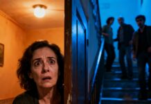 Nunca olvidaré la voz de su madre detrás de la puerta. —“Mañana será su fiesta de compromiso… pero esta chica no entra en nuestra familia.” Me quedé inmóvil en la escalera, con la mano aún en el timbre. Mi prometido no dijo nada. Solo silencio. Ese silencio me humilló más que cualquier insulto. En ese momento entendí que esa noche no había ido a sorprenderlo… había ido a descubrir quién era realmente.