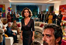 Nunca voy a olvidar ese segundo. En nuestra fiesta de aniversario, la hija de cuatro años de mi mejor amiga miró a mi marido y dijo con voz clara: “Papá, ¿nos vamos ya a casa?” Las risas se apagaron. El silencio cayó como una bofetada. El vaso resbaló de mi mano y se hizo añicos. Y en ese instante entendí que no era la única cosa rota esa noche… Pero lo que hice después nadie lo vio venir.