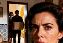 “—‘Duerme un poco más en el coche, mamá… ahora no puedo.’” Esa frase me partió en dos mientras escribía estas líneas como si fueran mi diario. Perdí la casa por una riada, pero ese día perdí algo más hondo. Meses de silencio, frío y humillación después, la vida giró de golpe. Hoy tengo llaves nuevas… y decisiones que nadie espera. ¿Quién merece realmente un hogar?