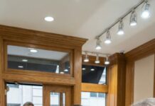 Después del divorcio, salí a la lluvia con el teléfono agrietado en una mano y el viejo collar de mi madre en la otra: mi última oportunidad de pagar el alquiler. Al entrar en la joyería, la campanilla sonó una sola vez. El joyero apenas levantó la vista… hasta que sus dedos se cerraron de golpe alrededor del colgante, como si le quemara. —¿De dónde has sacado esto? —susurró, de pronto pálido. —Era de mi madre —respondí. Él dio un traspié hacia atrás, como si el aire se le hubiera ido del pecho. —Señorita… el maestro la ha estado buscando durante veinte años. Antes de que pudiera decir una palabra, la puerta del fondo chirrió al abrirse —lenta, deliberada— y alguien al otro lado pronunció mi nombre como si jamás lo hubiera olvidado.