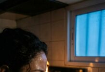 “¿En serio quemaste mi pasaporte?”, susurré, con las manos temblando. Él se rió: “Quédate en casa. Cocina y limpia… eso es lo único que sabes hacer. Yo me voy a relajar”. Sentí cómo algo se rompía dentro de mí. Esa misma noche metí mi vida en una maleta y cerré la puerta sin mirar atrás. Pero al amanecer, cuando él encendió su teléfono… escuché su grito. Y ahí empezó lo impensable.