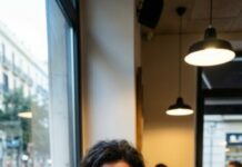 Era el Día de la Madre cuando llegué al restaurante… y solo me esperaba el silencio. “¿Hijo?”, susurré, con el corazón golpeándome el pecho. Comí sola. Al pedir el postre, vi su publicación: él sonreía con mi madrastra. El texto me cortó la respiración: “Mi verdadera madre.” Sentí el mundo quebrarse. Esa noche, dejé una nota… y al amanecer, desaparecí. Pero lo que escondía en mi bolso cambiaría todo.