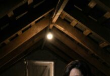 Durante dos años mi marido me prohibió subir al ático: “¡Ni se te ocurra!”. Decía que era peligroso, “solo polvo y herramientas”. El día que murió, encontré la llave escondida en su chaqueta. “No puede ser…”, susurré. Al abrir, un olor metálico me golpeó y vi algo que me dejó sin aire. “¿Qué hiciste aquí arriba?”, grité, temblando. Y entonces escuché un leve golpe detrás de mí… ¿alguien seguía allí?