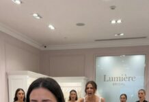 Me abofeteó con tanta fuerza que la boutique quedó en silencio. “¡Estás arruinando mi momento!”, gritó mi hermana, plantada dentro de un vestido de novia de 20.000 dólares que yo estaba pagando. Me ardía la mejilla, pero el corazón se me quedó helado. Salí sin decir una palabra, cancelé mi tarjeta de crédito en el aparcamiento y sentí cómo su boda de medio millón se desmoronaba a mi espalda. Creí que ahí terminaba todo. Me equivoqué.