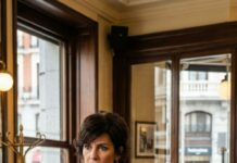 Mis hijas me excluyeron de una cena especial que estaban organizando, pero todavía querían que yo cocinara y atendiera como una mesera. “Habrá muchas personas importantes, así que pensamos que sería mejor que tú solo ayudaras con el montaje”, dijo una de ellas. En cambio, compré un pasaje de avión y apagué el teléfono. Cuando finalmente regresé, ni siquiera me reconocieron…