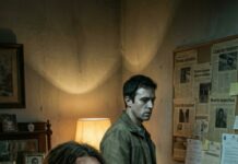 Nunca debimos abrir esa puerta. “Es solo una habitación”, dijo mi esposo, pero su voz temblaba. La linterna reveló recortes de periódico pegados en la pared: “Frenos cortados. Caso sin resolver.” Sentí que el aire se congelaba. —¿Quién hizo esto? —susurré. Él no respondió. Entonces encontré el diario… y entendí que el accidente nunca fue un accidente.