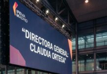 En la reunión familiar, mi hija me miró fijo y dijo: “Deja de fingir. Mamá nunca será importante… naciste para ser invisible”. Tragué el dolor y forcé una sonrisa. Semanas después, en un evento internacional, la vi entrar—y quedarse paralizada cuando los altavoces anunciaron: “Presentamos a la directora general del congreso…”. Su rostro se derrumbó. Yo respiré hondo. ¿Quién era “invisible” ahora? Viral: 8.6/10