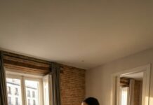 Mi prometido me arrebató el móvil y escondió las llaves del coche. “¡No vas a ninguna parte! ¡Mi madre y mi hermana llegan en una hora! ¡Fríe las chuletas ya!”, gritó… a minutos de mi presentación más importante. Entonces la futura suegra irrumpió, con la cara roja del frío, y se quedó helada al verme: traje puesto, portátil abierto, chuletas crudas… y una pantalla encendida mostrando mi voz. ¿Qué acababa de descubrir?