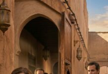 Cuarenta años y ni una sola palabra sobre Marruecos… hasta que murió. En la caja fuerte encontré un sobre: solo una dirección en Marrakech. Fui temblando. Al tocar la puerta, una familia entera ya me esperaba, inmóvil, como si hubiera llegado tarde. Una mujer susurró: “Por fin… ha vuelto.” Sentí que el suelo desaparecía. Entonces un hombre añadió: “Tu marido no era quien creías.” Y detrás de mí, alguien cerró la puerta.