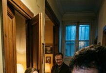 Nunca olvidaré el sonido del golpe. “Te vas a Rusia. No vuelvas. Se acabó”, escupió. Tragué sangre y respondí en voz baja: “Entendido… que sea tu último deseo”. Mi teléfono empezó a explotar de mensajes, llamadas, amenazas. Cada segundo pesaba más. Crucé la puerta sin mirar atrás. No sabía cómo terminaría esto… pero sabía que nada volvería a ser igual.