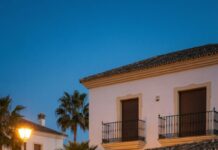 “Ella sí vale la pena. Tú no.” Esa frase cayó como un disparo. Tenía 18 años cuando cerré la puerta y desaparecí. Hambre, miedo, noches sin nombre… todo me formó. Años después, oí a mi madre susurrar entre lágrimas: “¿Cómo lo logró?” Me quedé en silencio, mirando lo que construí sola. Si supieran el precio real del éxito… quizá no estarían preparados para la verdad.