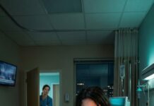 Nunca pensé que una llamada desde mi cama de hospital cambiaría mi vida. “No puedo, estoy en un crucero de spa”, dijo mi madre cuando le rogué que cuidara a mi bebé de siete semanas. “Tu hermana nunca necesita ayuda, arréglatelas”. Con el cuerpo roto y el corazón ardiendo, tomé una decisión desesperada. Esa noche aprendí algo: el abandono también despierta una fuerza peligrosa… y nada volvió a ser igual.