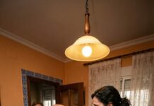 Lo miré sin pestañear mientras mi madre temblaba. —“Una palabra más sobre mi hijo… y se acabó la cortesía”, dije con la voz rota. Él sonrió, creyendo que ganaba. Grave error. Sentí cómo algo oscuro despertaba en mí. Esa noche entendí una verdad brutal: la sangre no siempre crea familia… y algunas guerras empiezan en casa.