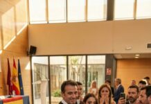 A los 65 años trabajé en tres empleos para pagarle la universidad de medicina a mi hijo. El día de su graduación, sonrió y dijo señalando a otra mujer: “Ella es mi mamá, la responsable de quien soy hoy.” Sentí cómo el mundo se detenía. Nadie escuchó mi respiración temblorosa cuando di un paso al frente. No grité. No lloré. Pero lo que hice después… cambió todo.