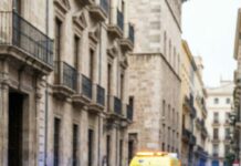 Mi nieto me llamó a las cinco de la mañana. —“Abuela, hoy no te pongas el abrigo rojo” —susurró, con la voz temblando. No me explicó nada más. A las nueve, cuando llegué a la parada del autobús y vi a la multitud, sentí que la sangre se me helaba. Entonces lo entendí. Y supe que esa llamada no había sido una advertencia… sino una despedida.