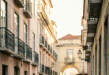 Nunca pensé que mis propios hijos me abandonarían en Lisboa. “Nadie te soporta ya”, decía el mensaje mientras buscaba mi pasaporte desaparecido. Cancelaron mi vuelo, borraron mi nombre de sus vidas… y yo guardé silencio. Meses después, tocaron a mi puerta. Me miraron con soberbia, seguros de controlarlo todo. Sonreí. Si supieran quién soy ahora… esta historia apenas comienza.