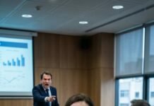 Después de 18 años dejándome la piel, mi jefe me humilló frente a todos y escupió: “¡Tienes 10 minutos para largarte, eres inútil!”. Sentí cómo se me helaba la sangre… pero sonreí. “No hay problema”, respondí, mientras mi mano temblaba sobre el teléfono. Nadie sabía lo que yo había guardado en silencio: correos, pruebas, firmas. Cuando crucé la puerta, él aún reía. Pobre hombre… no imaginaba lo que estaba a punto de desatar.