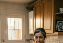 Nunca olvidaré cómo me arrancó el teléfono de las manos y lo estrelló contra el suelo. —“Ya no lo necesitas. Yo sé qué es mejor para ti”, dijo con una frialdad que me heló la sangre. Esa noche tomé una decisión que nadie esperaba. Al amanecer, yo ya no estaba. Cuando intentó encontrarme, el grito que lanzó lo dijo todo… porque aún no sabía lo que había despertado en mí.