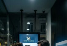 Él me prometió una sorpresa enorme para nuestra 55.ª Navidad… y murió dos meses antes. En la iglesia, un desconocido me entregó un diario. Temblé al leer: “¿De verdad creíste que no cumpliría mi promesa? No se lo digas a nuestros hijos.” Pasé la página y vi una dirección, una hora y una sola frase: “Ve sola… o lo perderás todo.” ¿Qué estaba escondiendo mi marido?