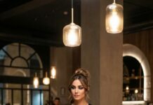 En la cena del 6º cumpleaños de mi hijo, mi suegra sonrió y dejó un sobre: “Divorcio, de parte de todos”. Álvaro levantó el móvil: “A ver cómo lloras”. Yo tragué saliva, dije “gracias” y me levanté. Mientras ellos reían, pensé: “qué lástima… llegaron tarde”. Salí con los papeles en la mano y una verdad guardada que iba a incendiarles la vida. ¿Adivinas cuál?