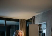 Encontré una caja cerrada en el taller de mi difunto esposo… y la llave estaba encima, esperándome. El papel decía: “Ábrela en tu cumpleaños 70”. Hoy temblé al hacerlo. Dentro, otra nota: “Sigue las instrucciones y no le digas nada a tus hijos”. Susurré: “¿Por qué…?”. Entonces escuché un golpe desde la pared y una voz conocida murmuró: “Llegaste tarde”. ¿Qué escondía realmente?