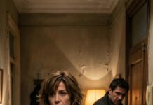 Mi hija me pidió que cuidara a su bebé solo una noche… y esa noche me cambió la vida. Al abrir el pañal, encontré un sobre sellado escondido. “¿Qué es esto?”, susurré, temblando. Lo abrí y vi algo que me heló la sangre. Entonces escuché el clic de la cerradura. Mi yerno murmuró: “No debiste mirar…”. Sus pasos pesados se acercaban. Yo retrocedí… y el bebé lloró. ¿Qué estaba a punto de descubrir?