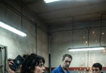 Un año después de la muerte de mi esposo, volví a su taller abandonado para despedirme. “Solo un minuto…”, me dije al empujar la puerta. Encendí la luz y el zumbido me heló la sangre: las máquinas seguían funcionando. “¡¿Quién está ahí?!”, grité. Entonces una sombra se movió entre las chispas y susurró: “Volví por ti”. Mis piernas temblaron… y en el banco vi un cuaderno con mi nombre. ¿Qué había dejado él… para esta noche?