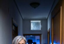 Nunca olvidaré esa noche bajo el puente: “¡Abuela, no vuelvas con ella!”, susurró el mayor, temblando. Yo creía que mi nuera los había llevado a Canadá… pero allí estaban, mojados, hambrientos, con los ojos llenos de miedo. “Papá no murió como te dijeron”, soltó el pequeño, y sentí que el mundo se partía. Los abracé y juré descubrir la verdad. Pero cuando abrí la puerta de casa… alguien ya nos estaba esperando.