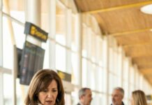 Mis dos hijos me invitaron a cenar, y mi nuera sonrió: “Te va a encantar el nuevo hogar de ancianos… ¡tienen bingo!”. Reí por fuera, pero algo me heló la sangre cuando los oí susurrar: “¿Cuánto nos deja su cuenta si firmamos mañana?”. Esa noche fingí dormir. A las 5 a. m., con el corazón golpeándome el pecho, compré un boleto solo de ida. Y cuando el avión despegó, vi su mensaje: “Mamá, ¿dónde estás?”. Esto apenas empieza…