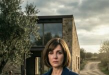 Mis hijos me juraron: “Mamá, te extrañamos… ven con nosotros”. Pero el domingo, la casa estaba vacía. Solo un tractor viejo y una nota: “Nos atrasas”. Sentí el pecho romperse… y aun así no lloré. “¿Así que esto soy para ustedes?”, susurré. Arranqué la camioneta, metí la nota en el motor y escuché crujir el papel. Me fui. Y en el espejo, vi algo peor que la traición… una sombra siguiéndome.