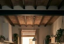 Mis hijos se reían cuando dormía en un garaje frío y húmedo. “Mamá, no es para tanto”, decían. Hoy despierto en mi propia casa adosada… y ellos vuelven con sonrisas ensayadas. “¿Podrías firmarnos la casa… por si acaso?”, susurra mi hijo. Me quedo helada. Sonrío. “Claro.” Pero en vez de la escritura, les deslizo un sobre. Cuando lo abren, el color se les va del rostro… y yo aún no he terminado.