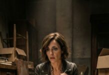 Nadie bajaba al viejo sótano… hasta que mi hijo murió. Bajé temblando, decidida a donar sus cosas, y el polvo me mordía la garganta. En la última caja, hallé documentos con mi apellido, pero no su nombre. “¿Qué es esto?”, susurré. Entonces escuché una voz detrás de mí: “No debiste abrirla, mamá”. Me giré… y la luz se apagó. Lo peor no estaba en la caja: estaba esperándome.