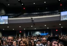 El día de la graduación de mi hija, me quedé atrás, invisible. Vi a su padre y a su madrastra en primera fila… y a ella sonreír. “Tranquila”, le susurró a su amiga, “ella ya está acostumbrada a que la ignoren.” Sentí cómo algo se rompía dentro de mí. Esa noche no lloré: grabé un video. Y cuando lo vio al amanecer, su cara cambió… porque aún no sabía lo que yo había guardado.