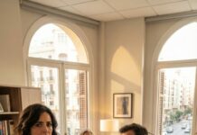 Salí del notario temblando de felicidad: mi abuela me dejó dos apartamentos y una casa de verano. Entré corriendo para contárselo a mi marido y a mi suegra… y me quedé clavada tras la puerta. “Esta noche la convencemos de firmar”, susurró él. “Si no, hacemos que parezca un accidente”, respondió ella. Sentí el aire irse de mis pulmones. Y entonces escuché mi nombre… seguido de una fecha.