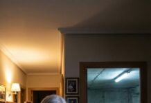 Volví a casa sin avisar después de tres meses fuera… y el frío de mi propio hogar me golpeó primero. La vi: mi nuera, temblando en el garaje, sobre un colchón de camping. Mi hijo soltó una risa seca: “Es insoportable. No merece una habitación”. Me quedé en silencio, pero por dentro algo se rompió. Solo tomé el teléfono. Cuarenta y ocho horas después, él gritaba mi nombre… y aún no sabe lo que viene.