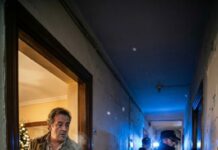 Era Nochebuena y el termómetro marcaba -8°C cuando oí el golpe de la puerta y vi a mi nieta temblando en la nieve. Él sonrió: “Que aprenda a respetarme”. Sentí cómo la sangre me ardía. Entré despacio, lo miré fijo y le dije: “Hoy se acaba tu juego”. Su rostro cambió, sus manos empezaron a temblar… y entonces, desde el pasillo, se oyó un crujido que nadie esperaba.